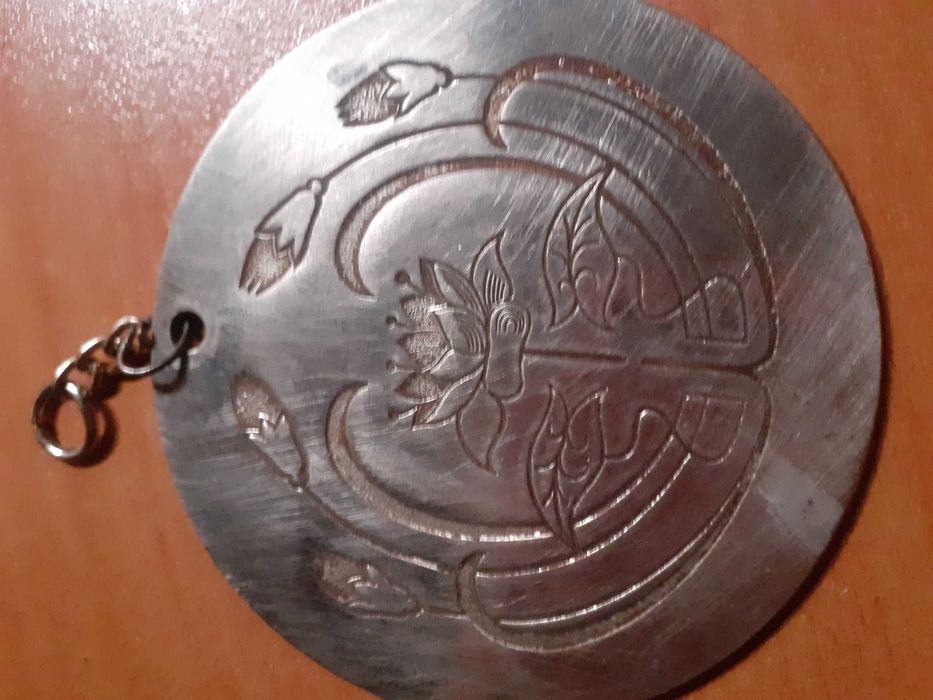 Продавам метална висулка с изображение на лотос