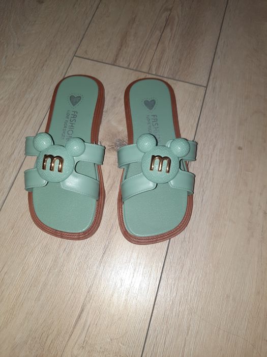 Продам новые шлепки для девочки