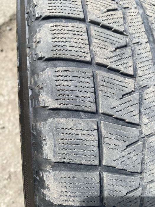 Продаются зимние шины Bridgestone 215/60r16