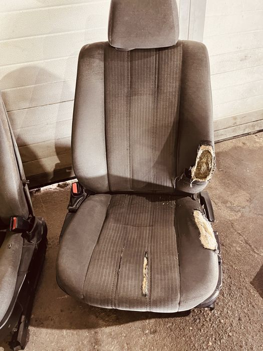 Пара передних сидений BMW E34