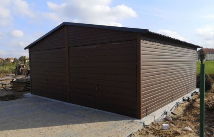 Garaje auto pe structura metalica învelite cu panouri Sandwich