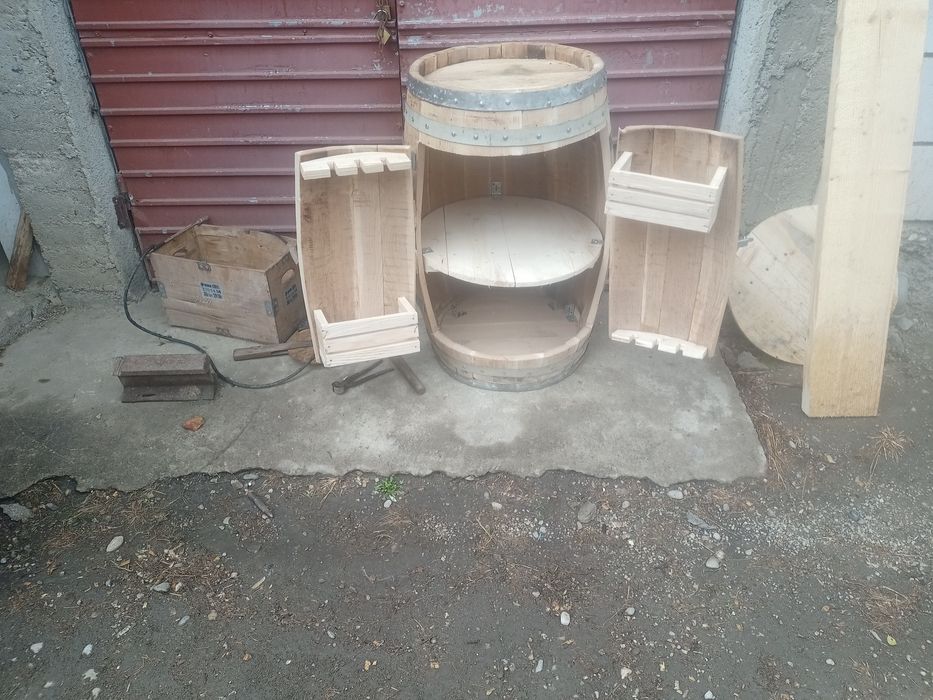 Bar din butoaie suport pentru pahare