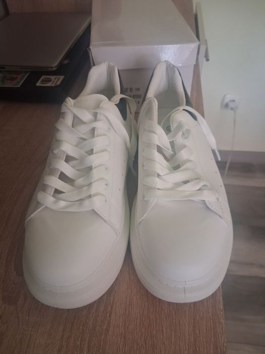 Vând adidași unisex.