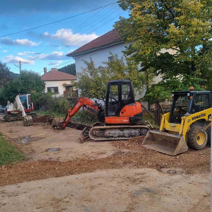 Фирма извършва услуги с мини багери-3т,5т,8т,комбиниран багер и др.