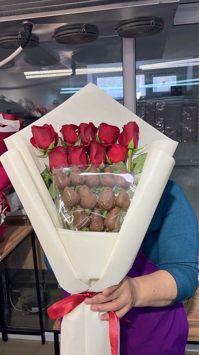 Букеты клубника в шоколаде наборы с цветами