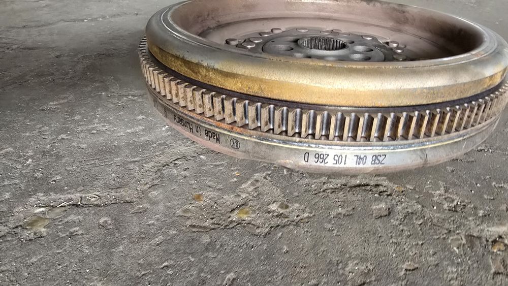 04L105266D  Демпферен маховик passat b8 DSG DQ250 2.0 tdi