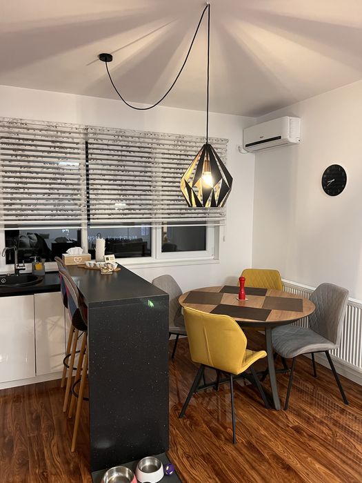 Inchiriez apartament cu 3 camere, str Sub Cetate