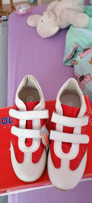 Adidasi NOI piele, pentru fetite, marime 34, albi/dungi rosii lacuite