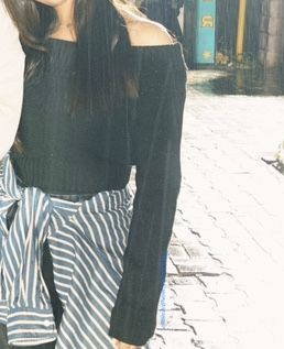 свитер с открытыми плечами