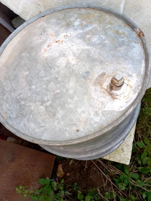 Продавам варел 200 л.