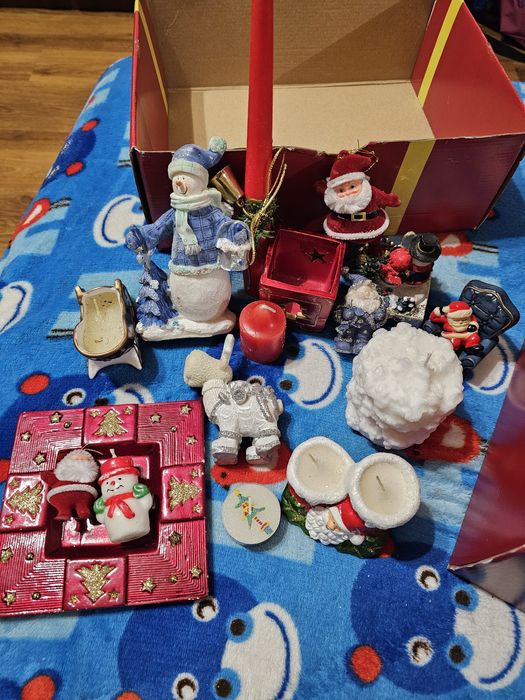 Коледни фигурки и свещи