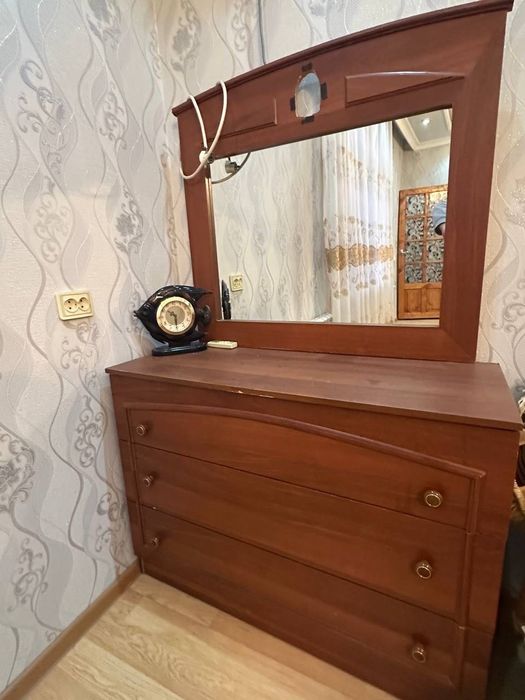 Спальный гарнитур: шкаф, кровать с тумбочками, комод с зеркалом