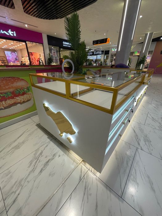 Витрины. Торговый остров для продажи украшений, очков, бижутерии