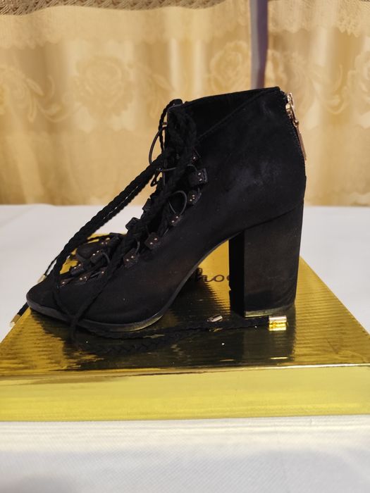 Pantof sanda cu sireturi