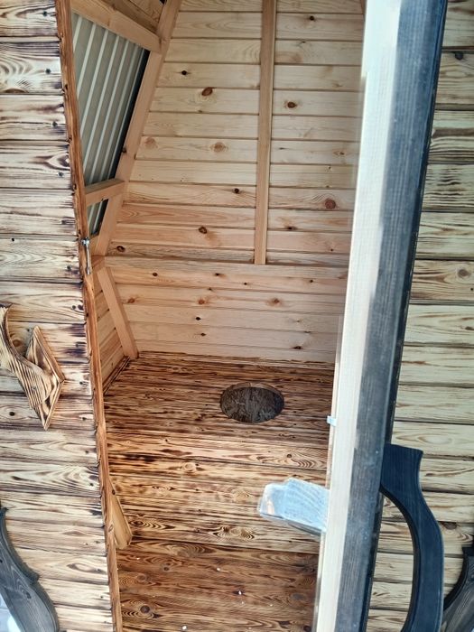 Туалет деревянный садовый