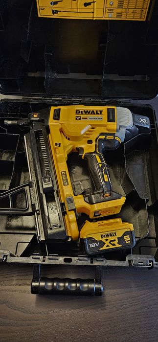 Pistol cuie dewalt dcn 890