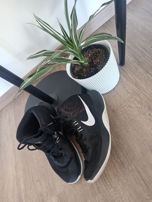 Vând adidași Nike