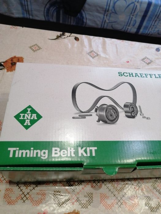 Нов комплет ролки и ангренажен ремьк