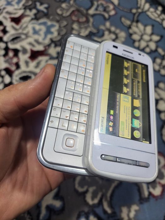 Nokia c6.00 white sotladi