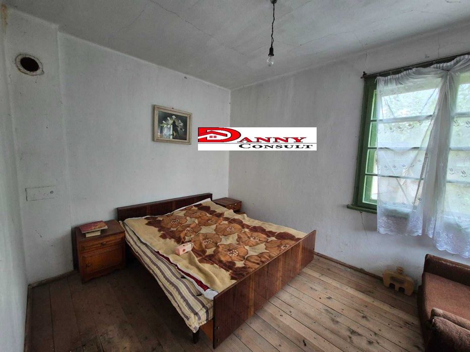 Къща с двор и кладенец в с. Михалци