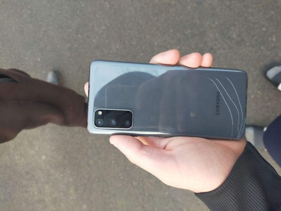 Телефон Samsung s20