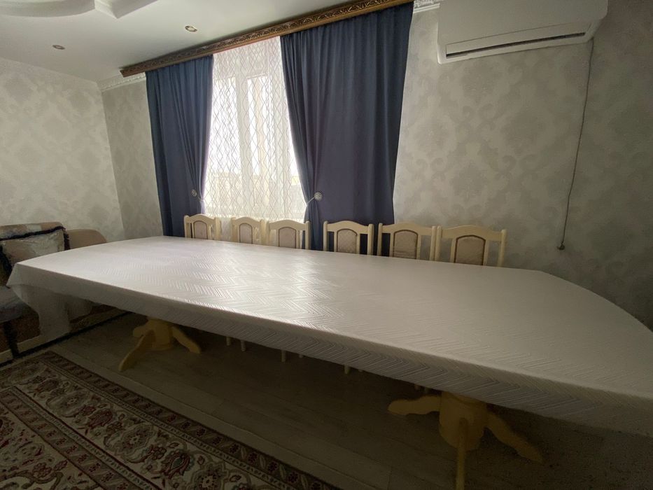 Мебель,, в хорошем состоянии. Стол 5 м,овальный,диван