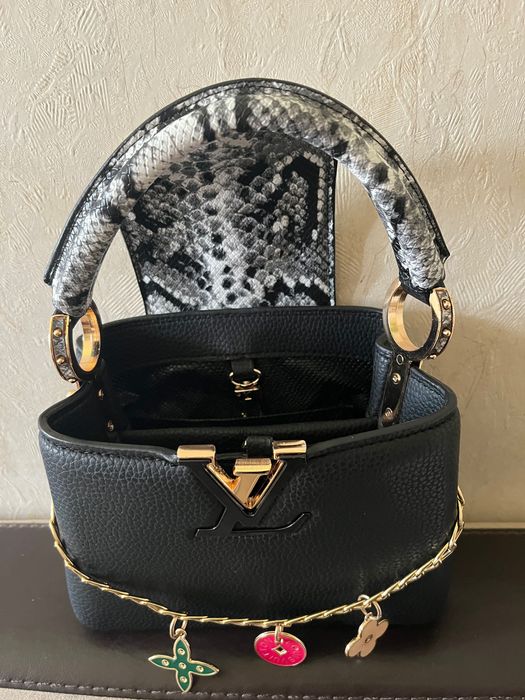 Дамска чанта в черно със змийски принт