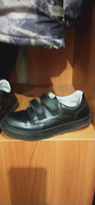 Туфли кожаные и ботинки.