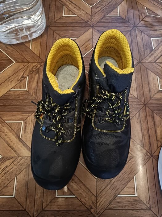 Vând bocanci  de lucru