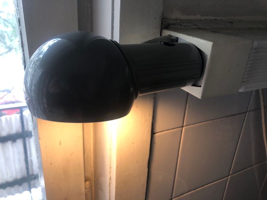 Две лампи, аплик и подвижна лампа за контакт с ключ