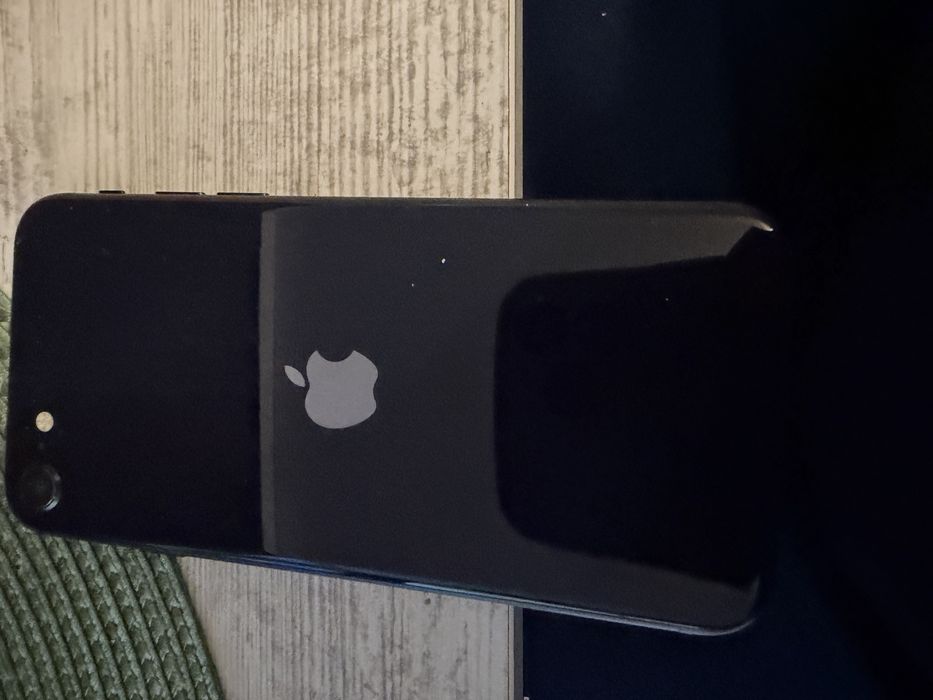 Продавам Айфон СЕ 2020 за части!!