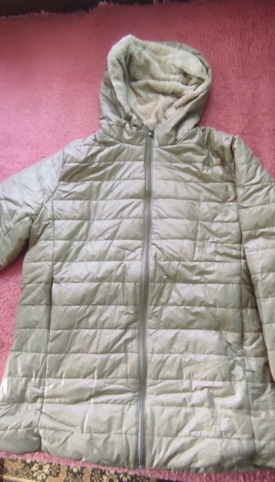 Чисто ново яке с вата и качулка,ГО 120 см, дължина 76 см.