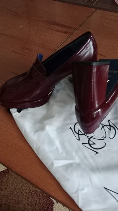 Продам лоферы женские