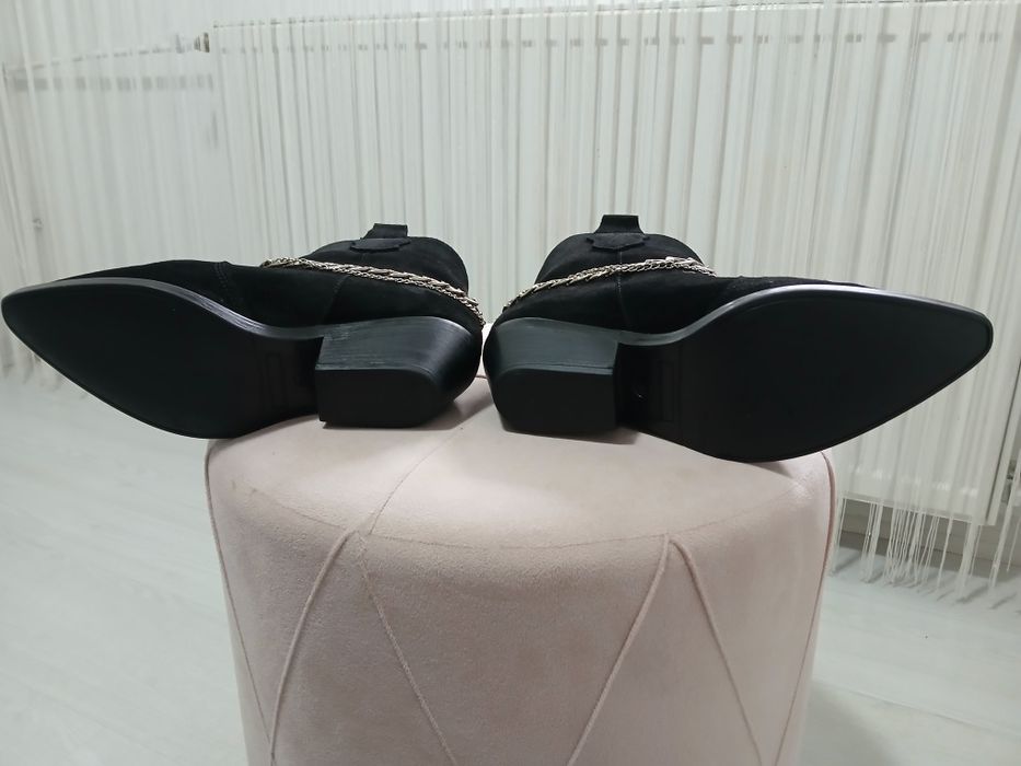 Ciocate / Botine  din piele întoarsă marimea 38/ 24 cm interior.