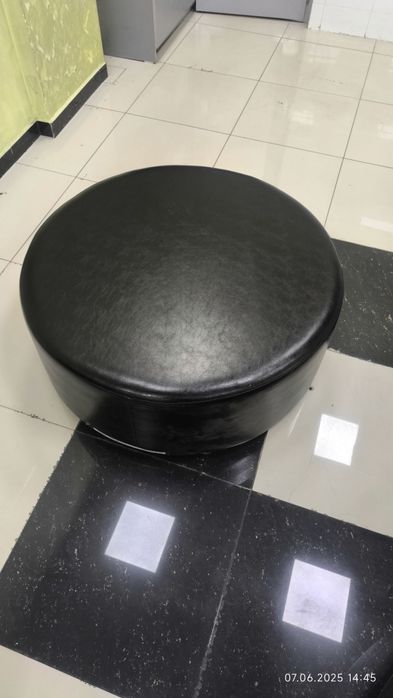 Пуфы круглые черные