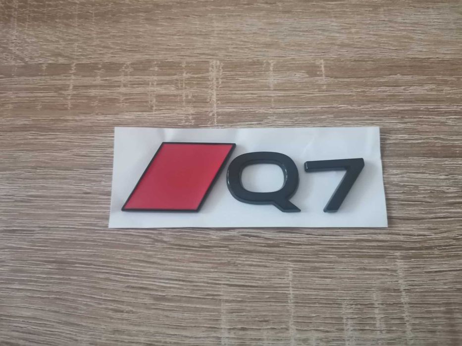 емблема Audi Q7 нов стил черено с червено