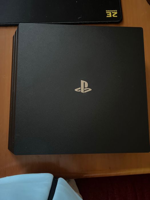 PlayStation 4 pro и два джойстика
