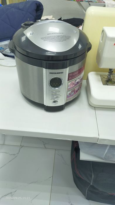 Мультиварка Редмонд.
