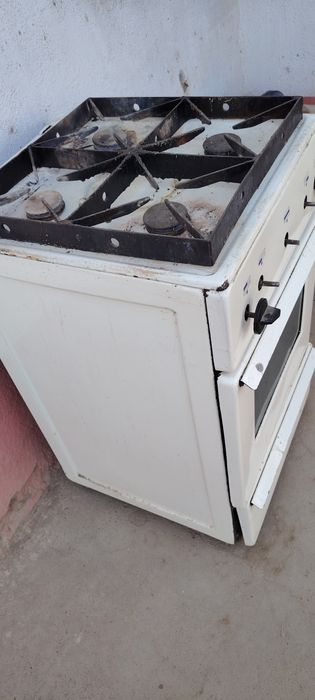 Gaz plita sotiladi. Holati yaxshi.