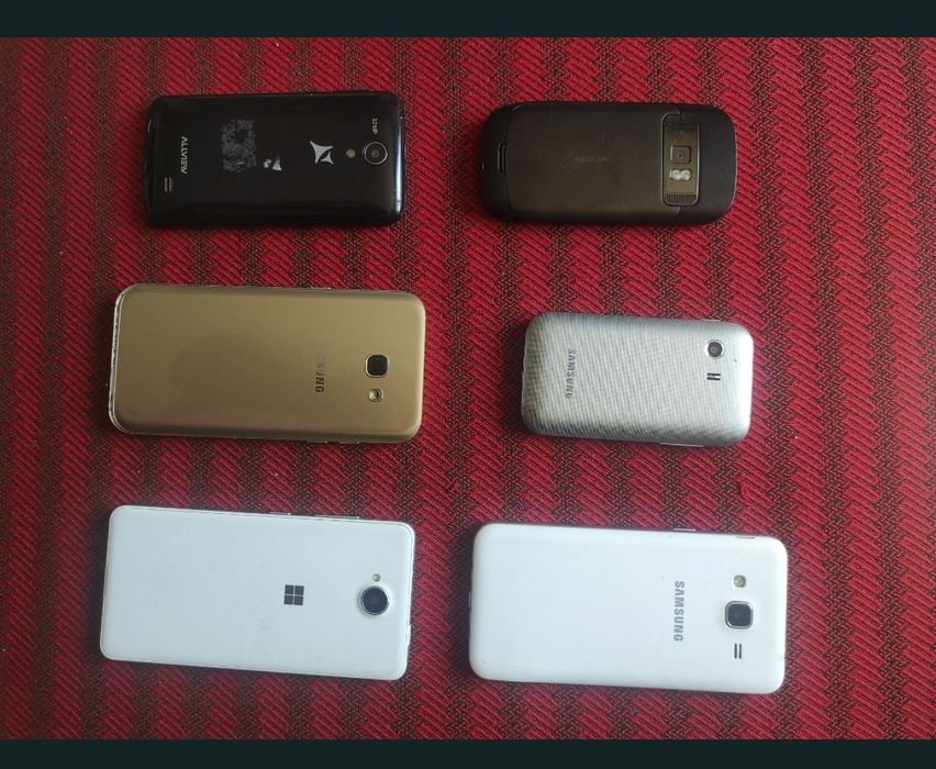 Telefoane pentru piese de schimb, unele sunt funcționale