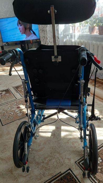 Продам инвалидную коляску новая