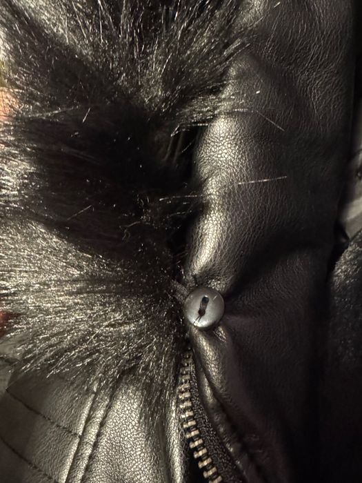 Дамско кожено яке с пухена яка