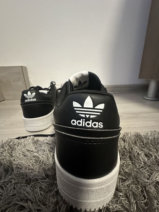 Adidas court Tourino