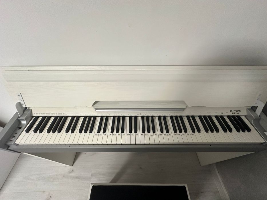 Vând pian Thomann DP-33