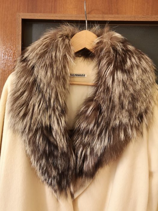 Дамско палто с яка от естествена лисица.