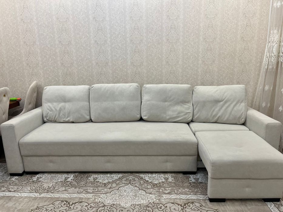 Срочно продам диван для гостиной размер 4*2