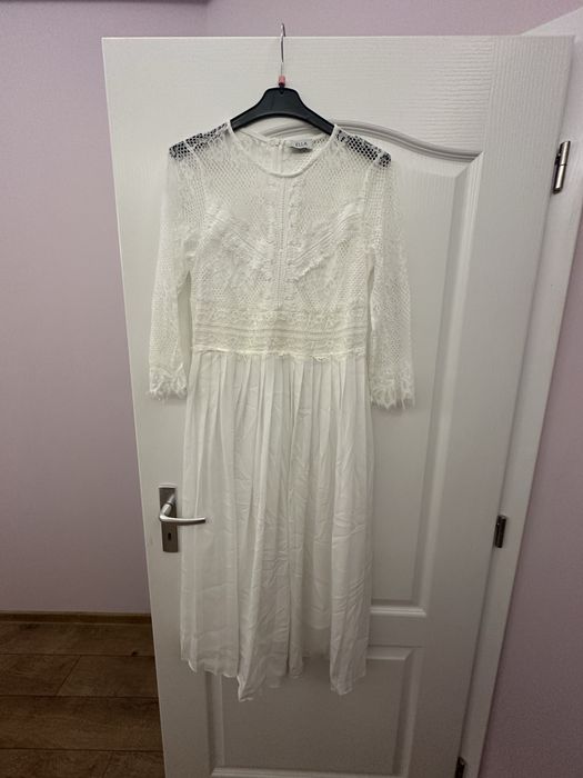 Рокля с дантела