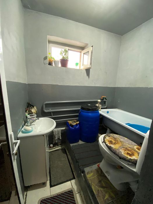 Срочно!!!Дом микрорайон второй этаже