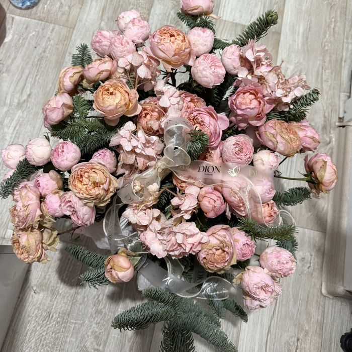 Красивый большой букет в корзине