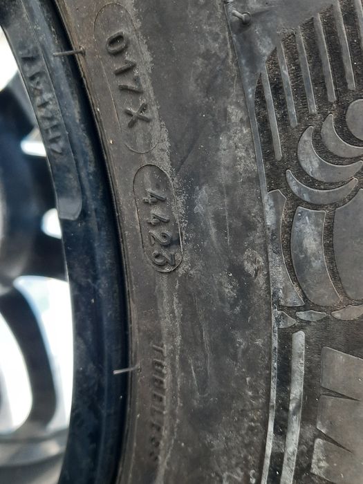 2 Броя 215/65/17 Michelin 7,5mm 2023DOT